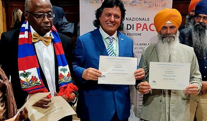 Santino Spinelli riceve il diploma Segno di Pace a Roma