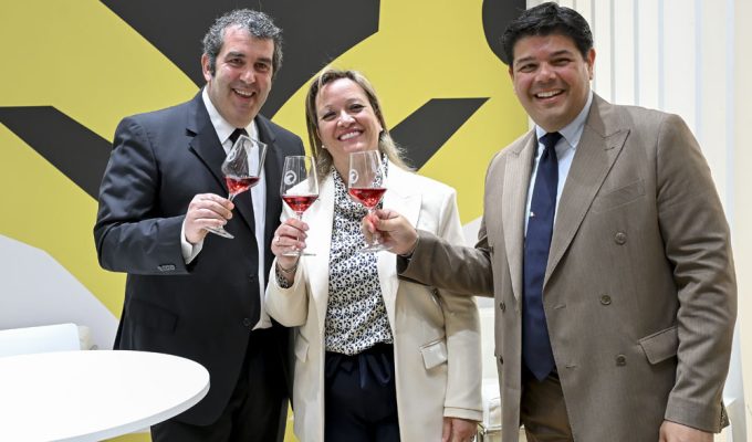 Al Vinitaly l’Abruzzo si racconta tra vino ed enoturismo con un brindisi tra protagonisti del settore vitivinicolo