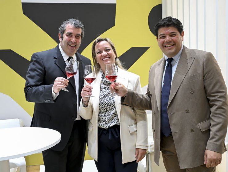 Al Vinitaly l’Abruzzo si racconta tra vino ed enoturismo con un brindisi tra protagonisti del settore vitivinicolo