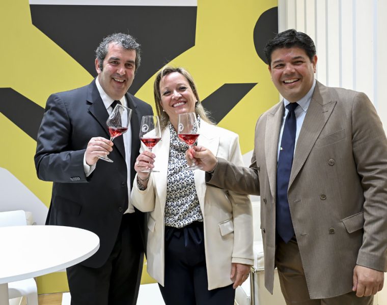 Al Vinitaly l’Abruzzo si racconta tra vino ed enoturismo con un brindisi tra protagonisti del settore vitivinicolo