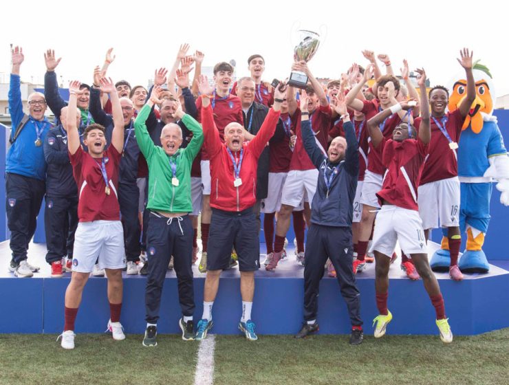 Abruzzo Under 17 campione festeggia la vittoria del Torneo delle Regioni