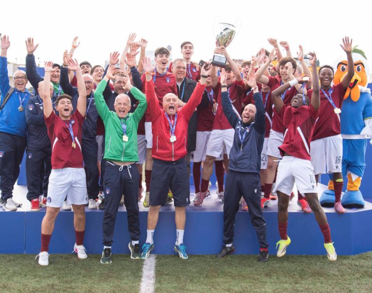 Abruzzo Under 17 campione festeggia la vittoria del Torneo delle Regioni