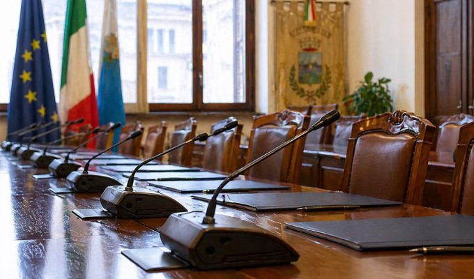 Sala del Consiglio comunale di Pescara con tavolo e postazioni delle commissioni comunali
