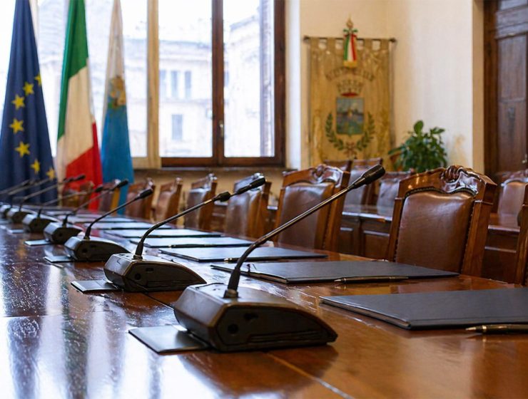 Sala del Consiglio comunale di Pescara con tavolo e postazioni delle commissioni comunali