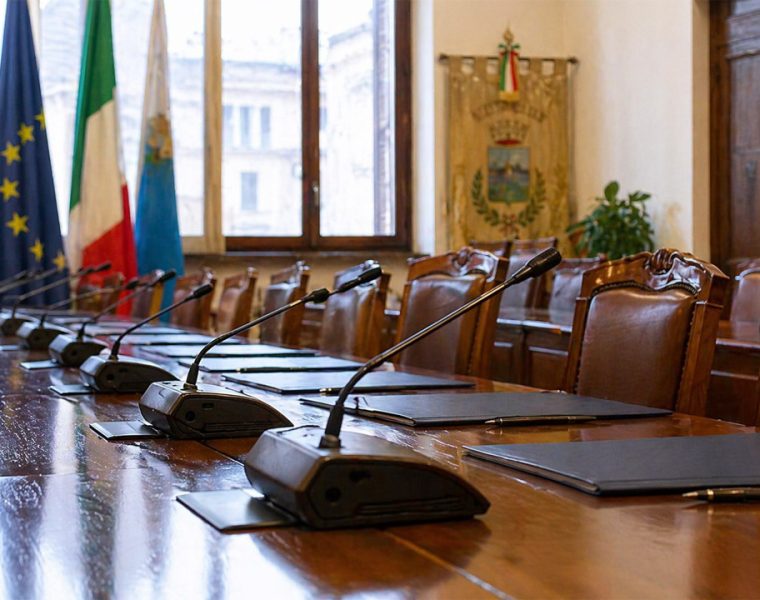 Sala del Consiglio comunale di Pescara con tavolo e postazioni delle commissioni comunali