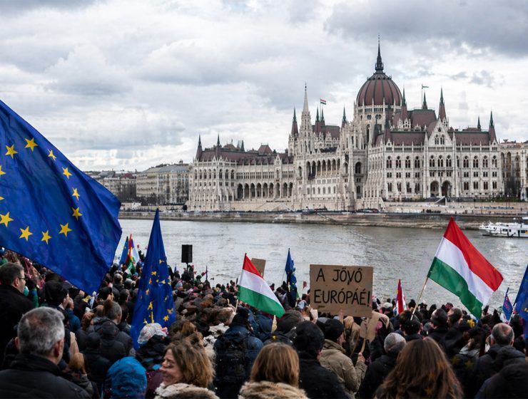 crisi nell’Est europeo manifestazione Budapest Parlamento ungherese bandiere UE e Ungheria