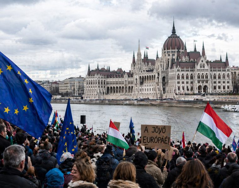 crisi nell’Est europeo manifestazione Budapest Parlamento ungherese bandiere UE e Ungheria