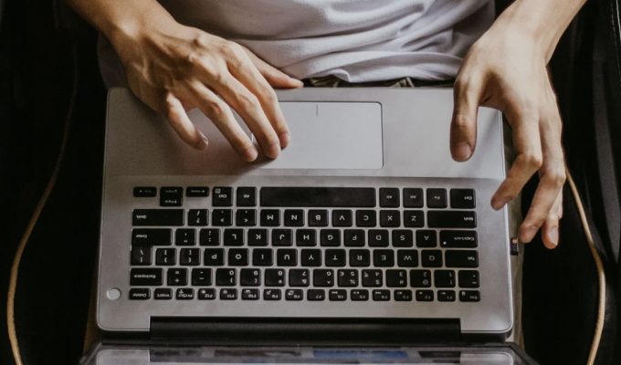 diffamazione online richieste risarcimento su laptop con utente che utilizza social network