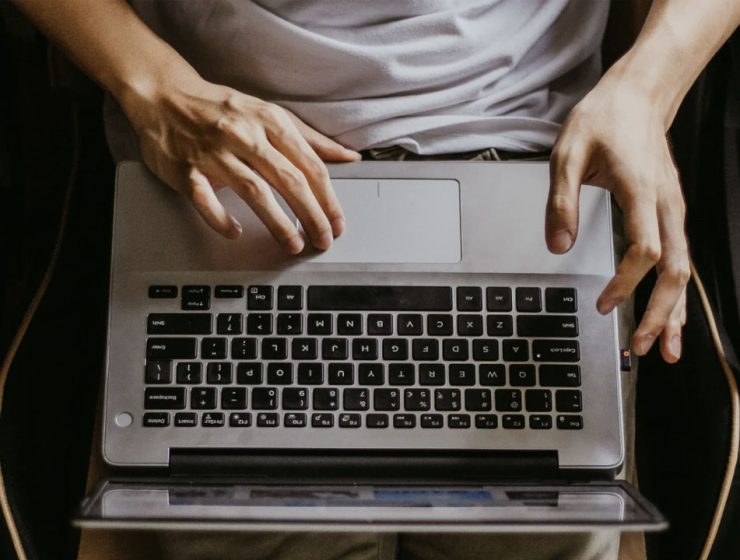 diffamazione online richieste risarcimento su laptop con utente che utilizza social network