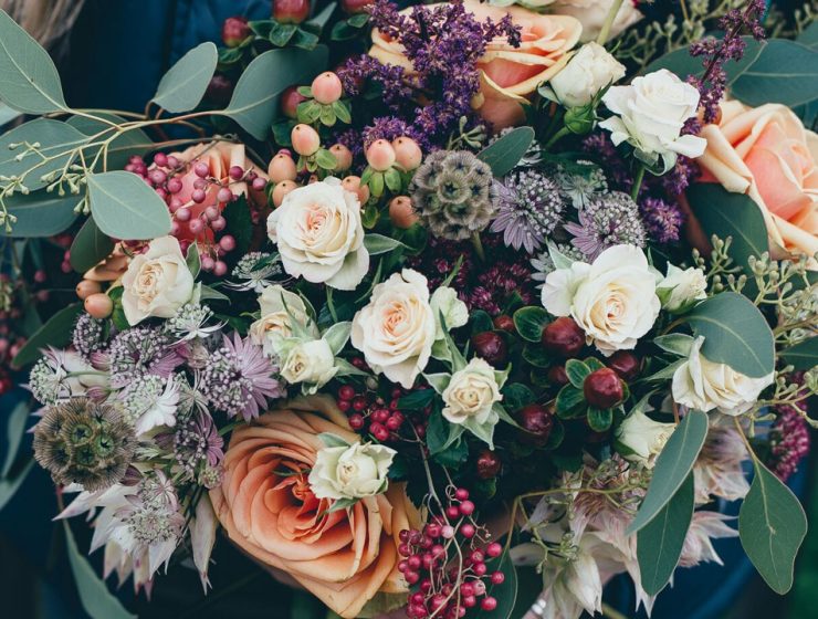 bouquet elegante con rose e fiori misti per mamma