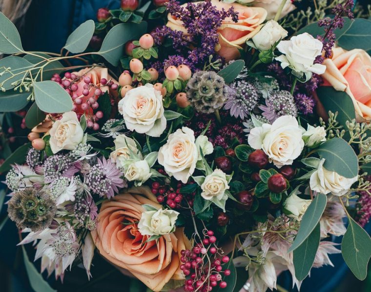 bouquet elegante con rose e fiori misti per mamma