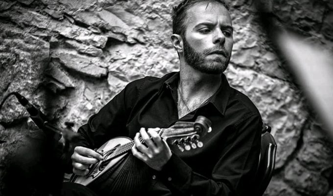 Francesco Mammola in Giappone suona il mandolino durante un concerto