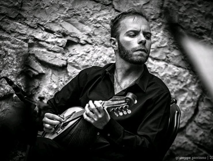 Francesco Mammola in Giappone suona il mandolino durante un concerto