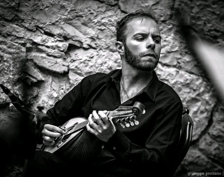 Francesco Mammola in Giappone suona il mandolino durante un concerto