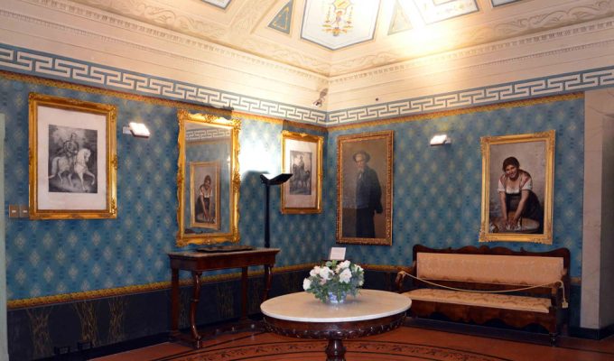 Museo di Pescara interno sala storica con opere e arredi durante le festività