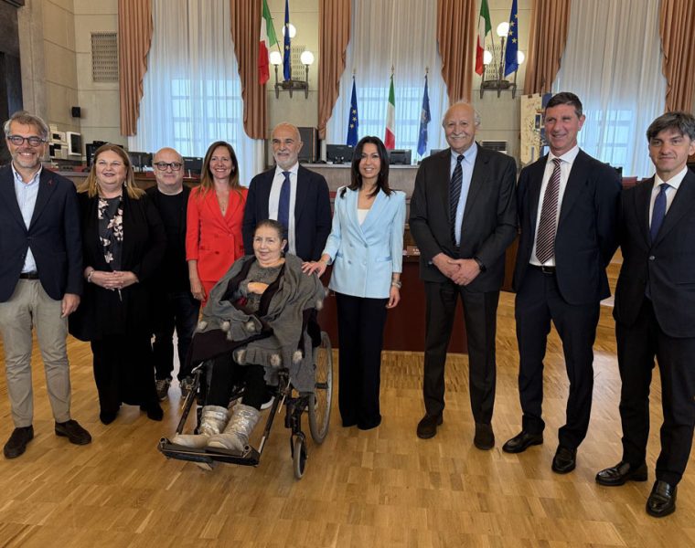 nuova giunta comunale Pescara con il sindaco Carlo Masci e gli assessori in sala consiliare