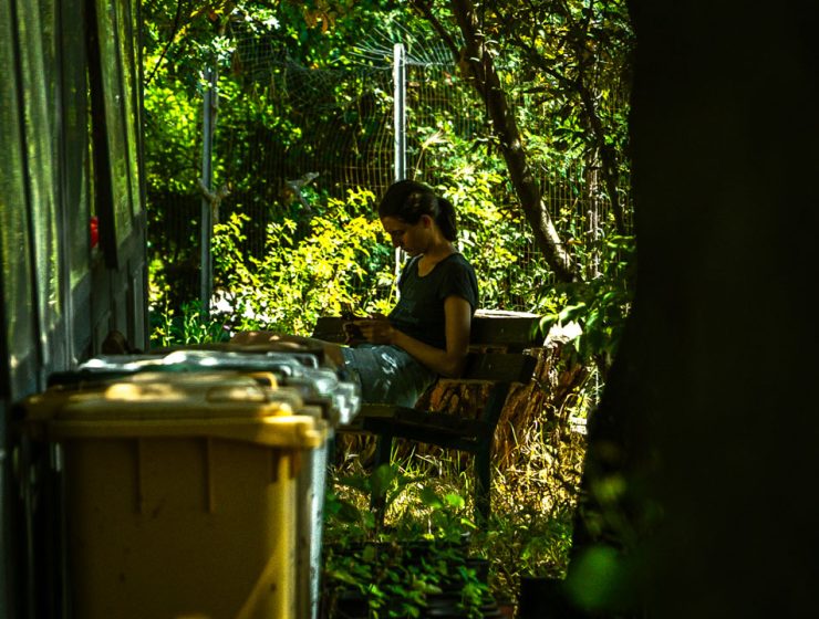 Orto Botanico di Collemaggio a L’Aquila persona seduta tra il verde durante attività nel giardino