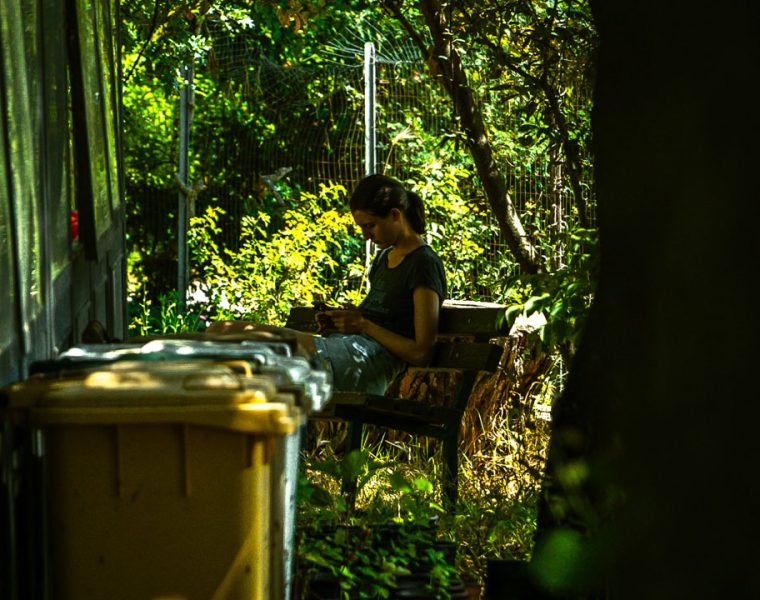 Orto Botanico di Collemaggio a L’Aquila persona seduta tra il verde durante attività nel giardino