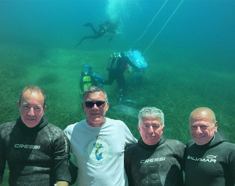 rischi immersione subacquea studio con subacquei durante ricerca scientifica in mare
