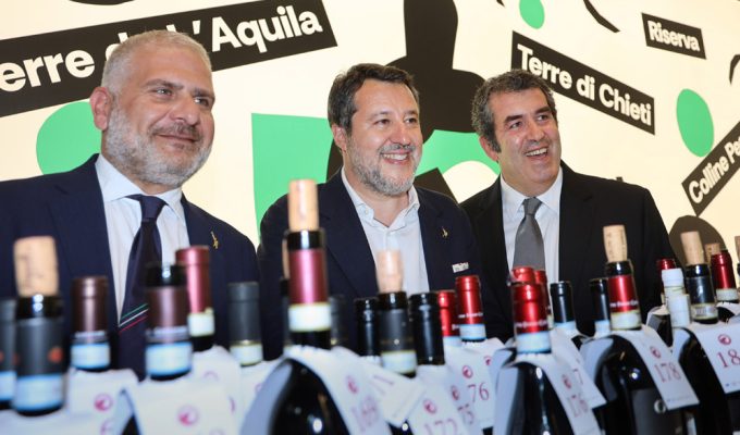 Matteo Salvini allo stand Abruzzo Vinitaly tra le etichette dei vini regionali