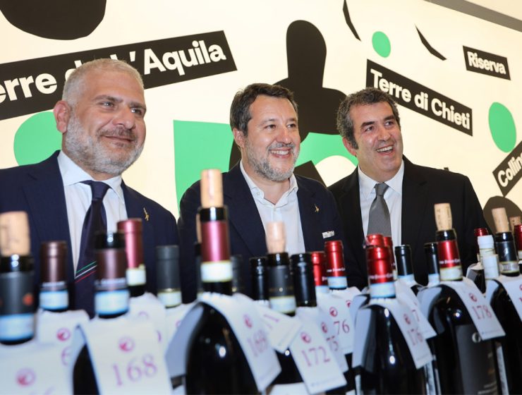 Matteo Salvini allo stand Abruzzo Vinitaly tra le etichette dei vini regionali