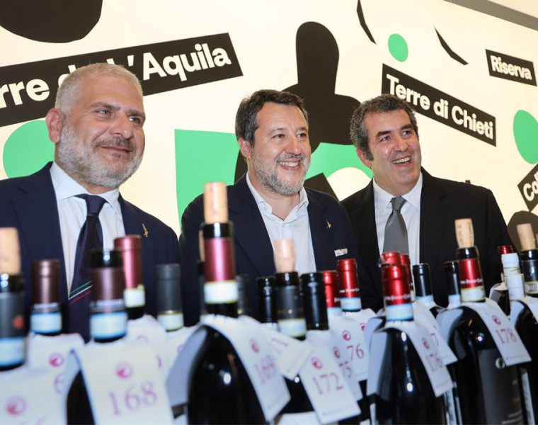 Matteo Salvini allo stand Abruzzo Vinitaly tra le etichette dei vini regionali