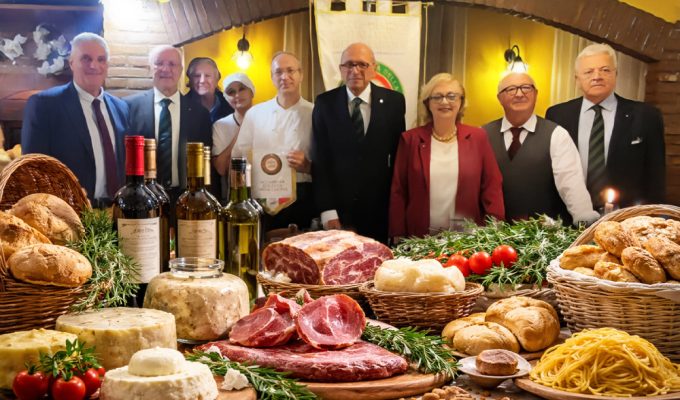 Prodotti tipici abruzzesi con delegazione Accademia Italiana della Cucina durante evento a Pescara