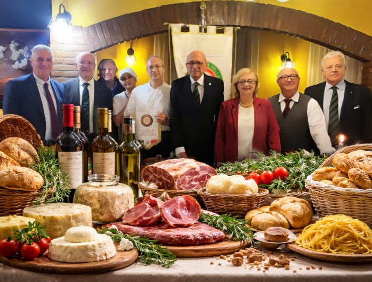 Prodotti tipici abruzzesi con delegazione Accademia Italiana della Cucina durante evento a Pescara