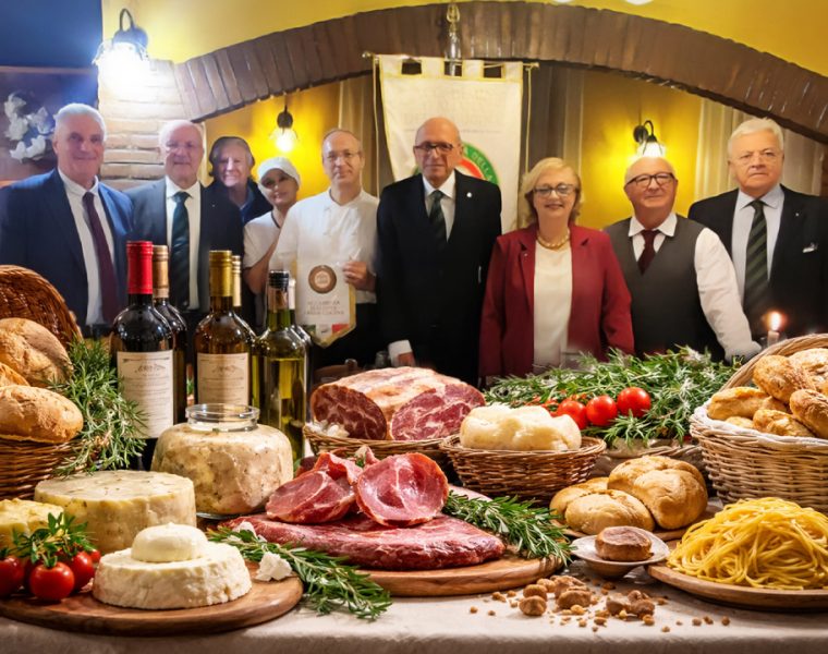 Prodotti tipici abruzzesi con delegazione Accademia Italiana della Cucina durante evento a Pescara