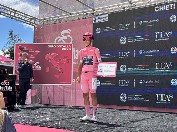 Giro d’Italia a Chieti con Afonso Eulalio in maglia rosa sul palco della partenza