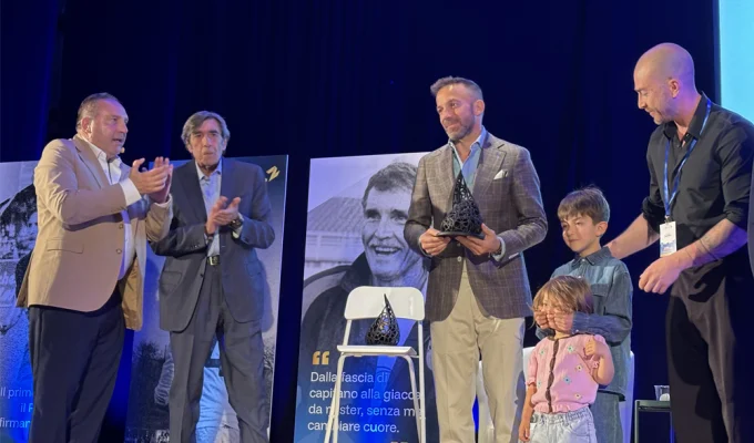 Alex Del Piero riceve il Premio Zucchini sul palco del Teatro D’Annunzio di Pescara