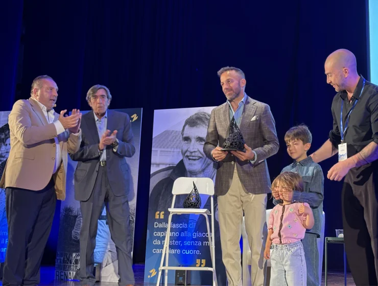 Alex Del Piero riceve il Premio Zucchini sul palco del Teatro D’Annunzio di Pescara