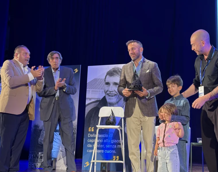 Alex Del Piero riceve il Premio Zucchini sul palco del Teatro D’Annunzio di Pescara
