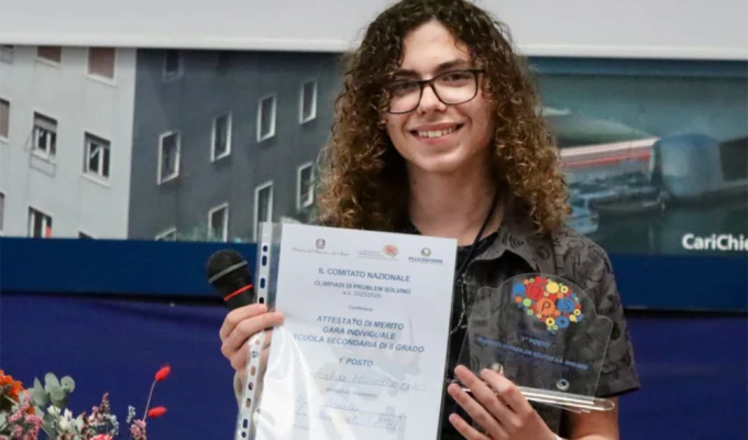 Andrea Alessandro Bosco, studente campione nazionale, mostra attestato e premio dei Campionati di problem solving.
