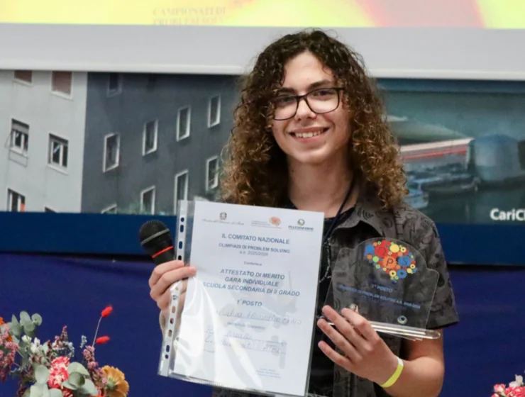 Andrea Alessandro Bosco, studente campione nazionale, mostra attestato e premio dei Campionati di problem solving.