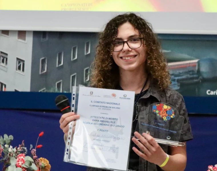 Andrea Alessandro Bosco, studente campione nazionale, mostra attestato e premio dei Campionati di problem solving.