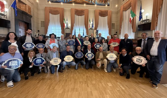 Premiati delle attività storiche a Pescara nella sala consiliare del Comune con le targhe del riconoscimento