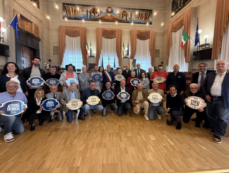 Premiati delle attività storiche a Pescara nella sala consiliare del Comune con le targhe del riconoscimento