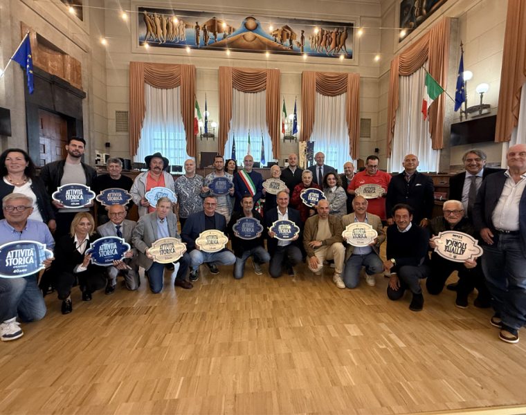 Premiati delle attività storiche a Pescara nella sala consiliare del Comune con le targhe del riconoscimento