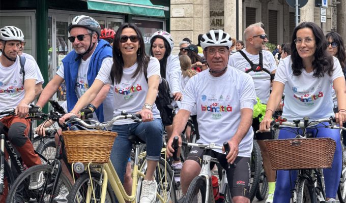 Bicincittà Pescara in bicicletta con i partecipanti lungo le strade del centro
