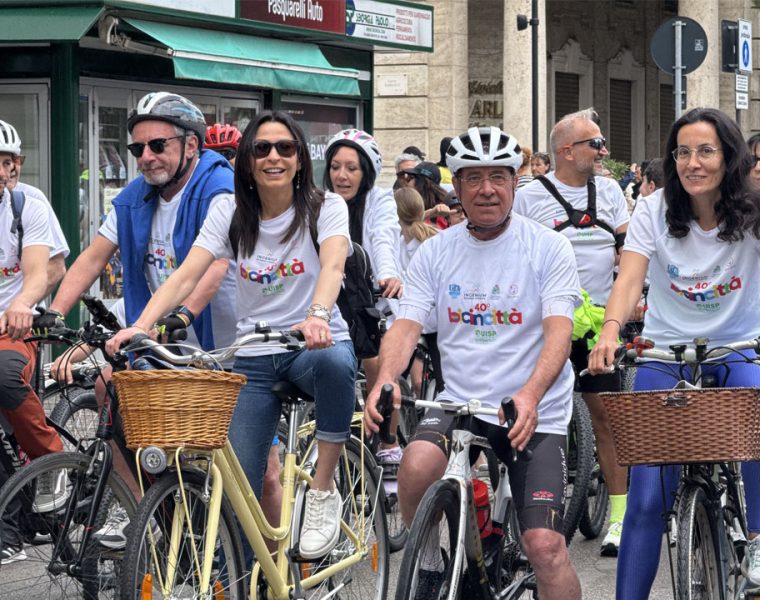 Bicincittà Pescara in bicicletta con i partecipanti lungo le strade del centro