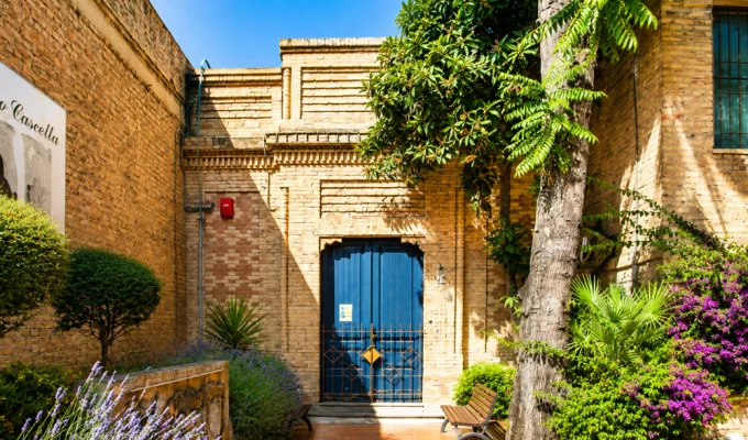 Cascella nelle dimore storiche, cortile del Museo Civico Basilio Cascella di Pescara con porta blu e giardino.