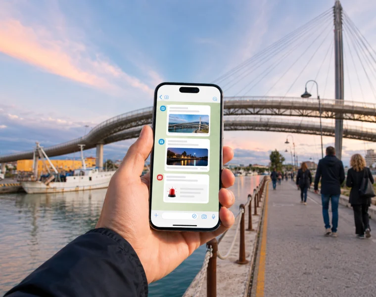 Comune di Pescara WhatsApp sullo smartphone con il Ponte del Mare sullo sfondo