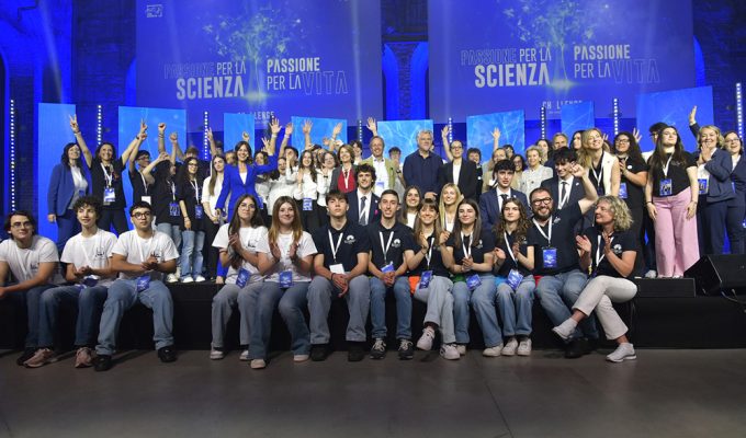 Studenti e docenti sul palco della finale Mad for Science 2026 a Roma