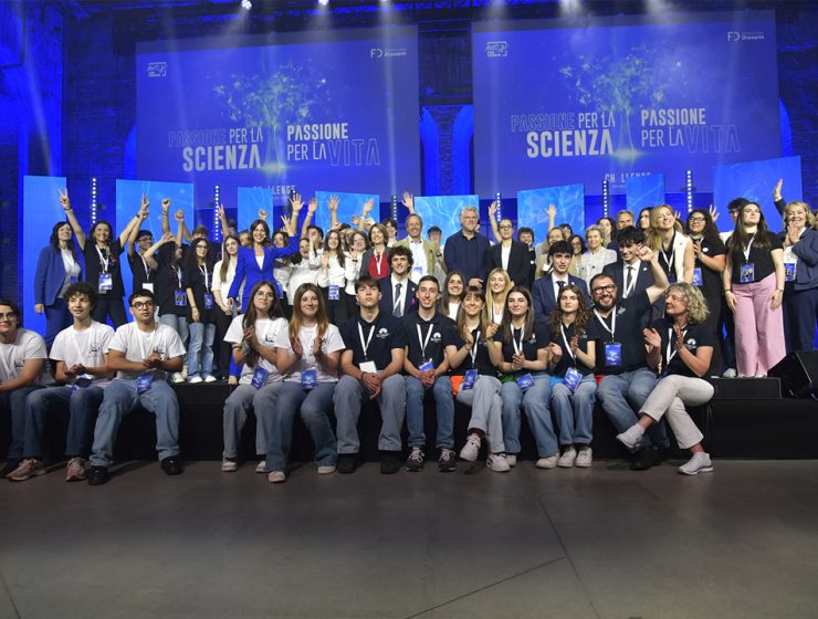 Studenti e docenti sul palco della finale Mad for Science 2026 a Roma