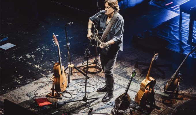 Cristiano De André Abruzzo, artista sul palco durante il Best Of Tour 2026 con chitarre e strumenti dal vivo