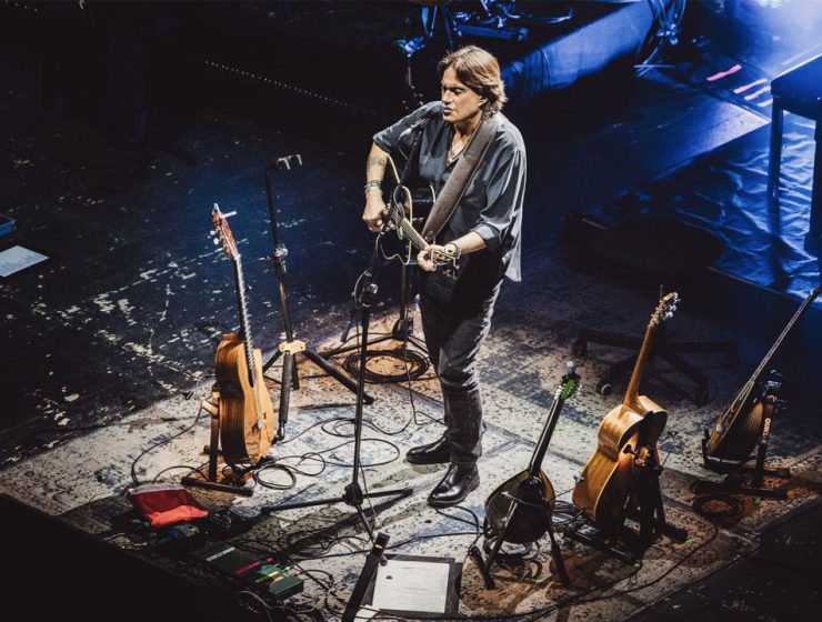 Cristiano De André Abruzzo, artista sul palco durante il Best Of Tour 2026 con chitarre e strumenti dal vivo