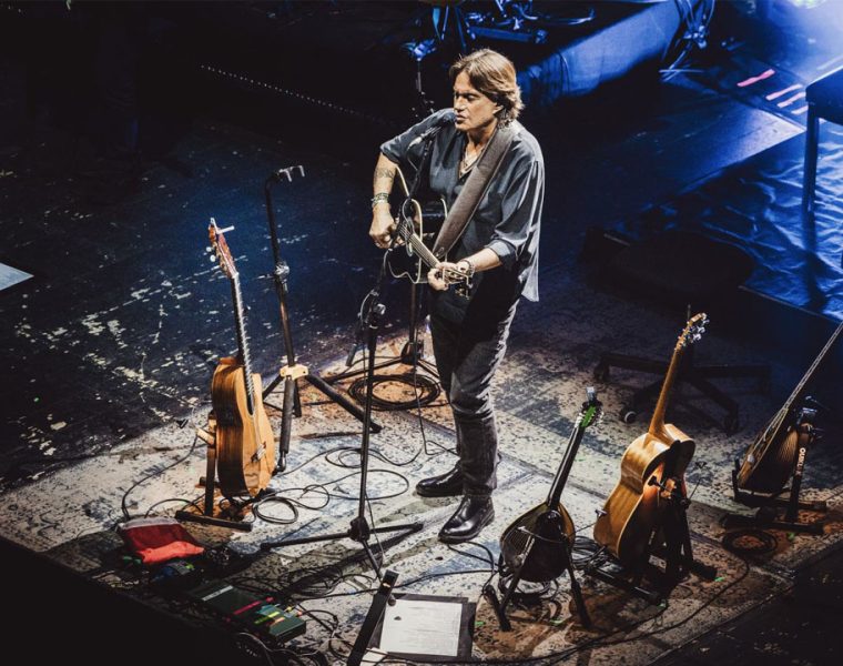 Cristiano De André Abruzzo, artista sul palco durante il Best Of Tour 2026 con chitarre e strumenti dal vivo