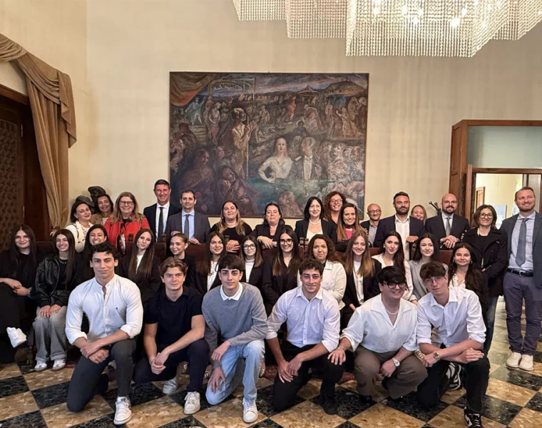Squadra pescarese di Dire e Contraddire presentata nella sala Giunta del Comune di Pescara.