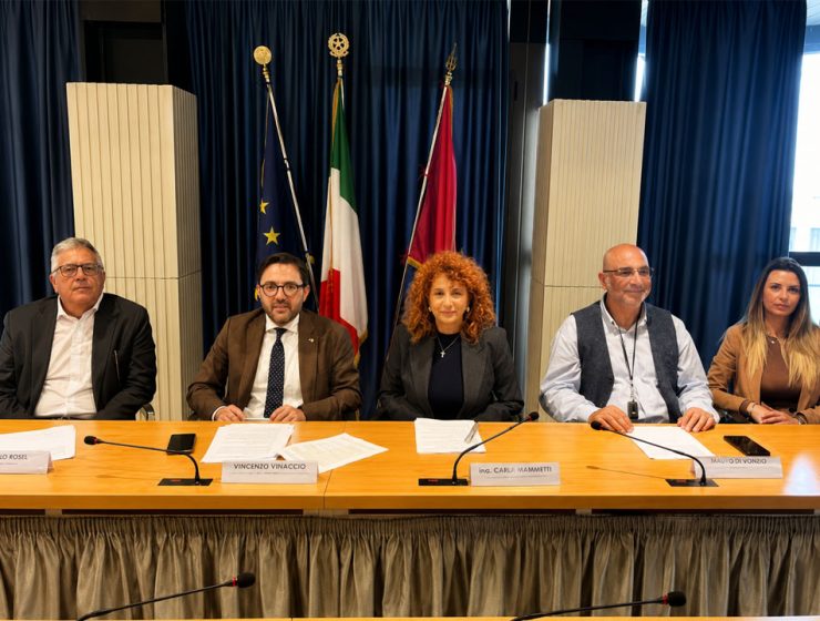 Conferenza stampa in Abruzzo sulla legge regionale per il dolore pelvico cronico con relatori seduti al tavolo istituzionale